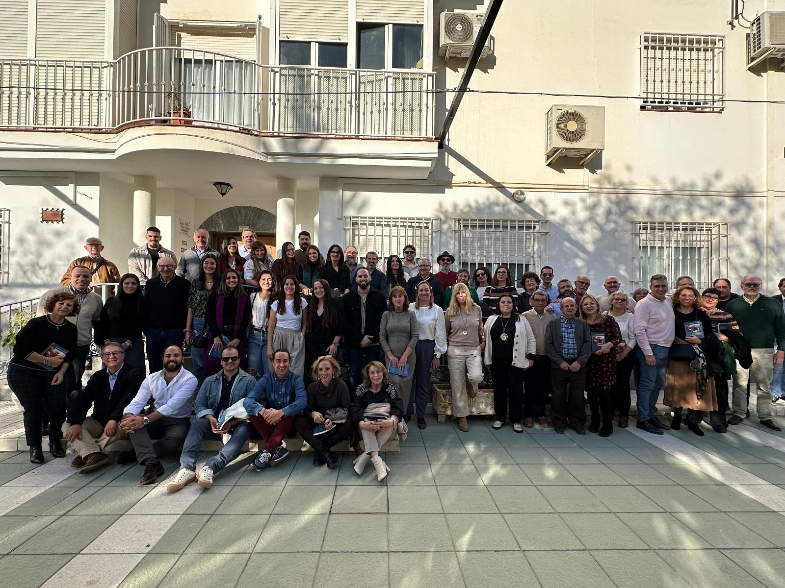 Foto de familia de los asistentes.