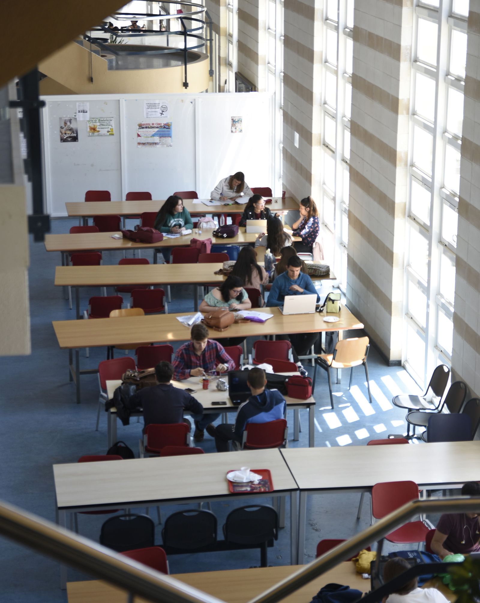 Un grupo de estudiantes, en una de las dependencias de Rabanales.