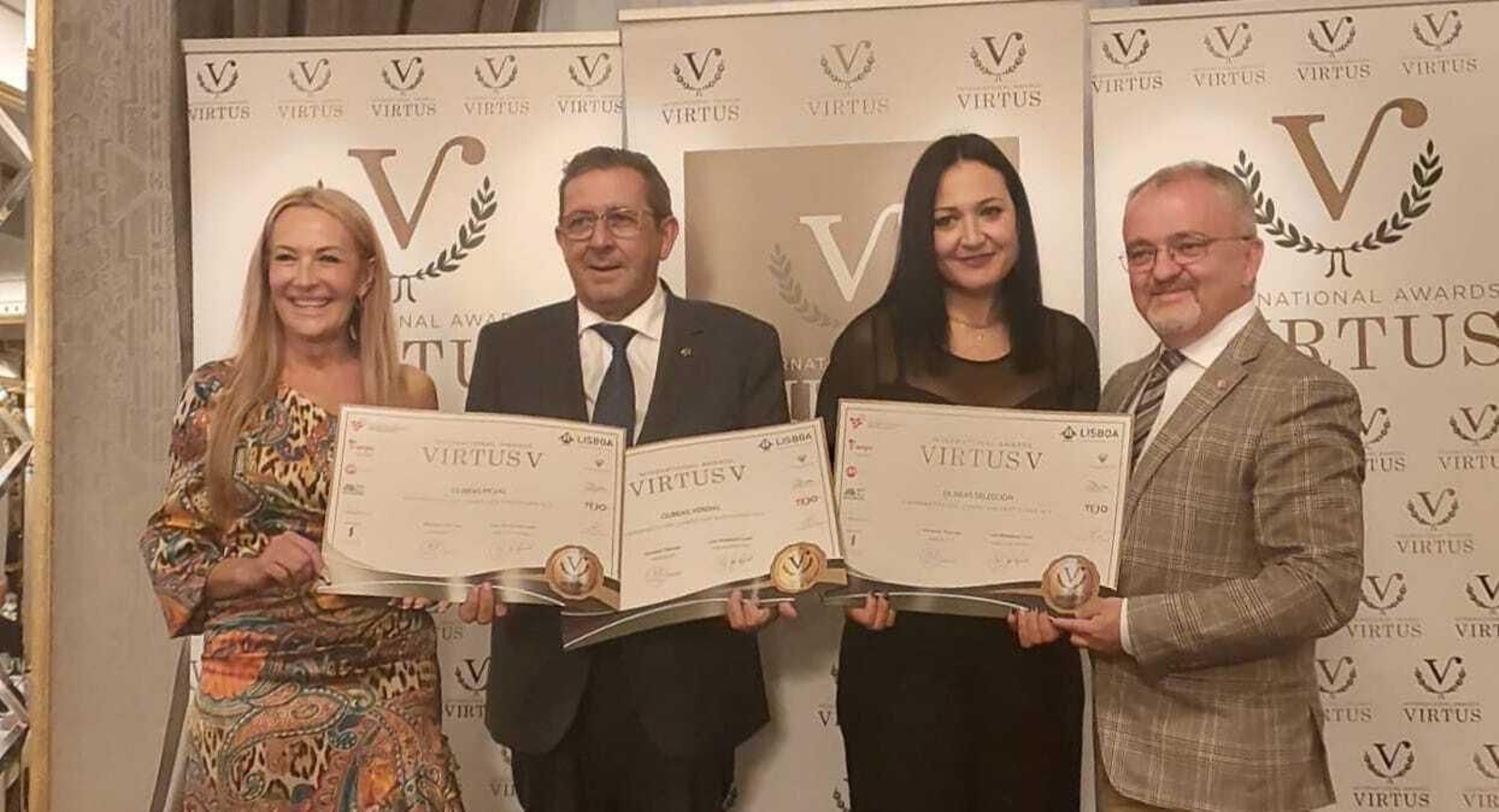 El alcalde de Beas (a la derecha) hizo entrega de los premios a OLIBEAS