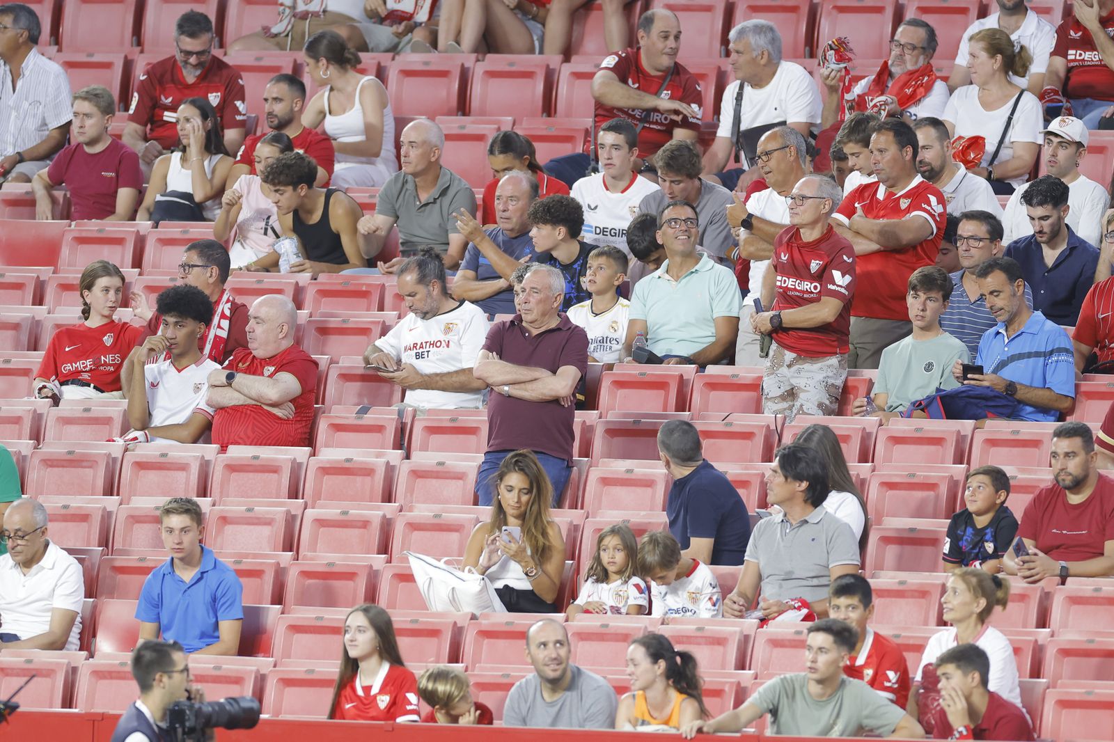 Búscate en las fotos del Sevilla fc-Girona