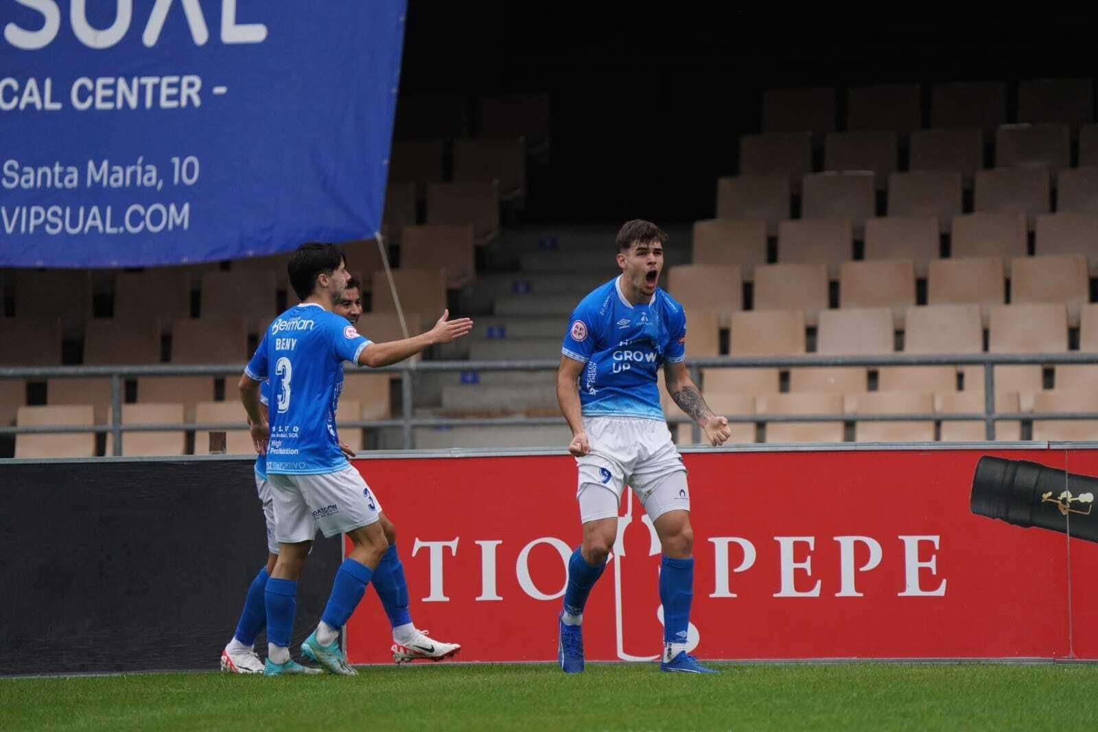 Friaza celebra con rabia su tanto en el minuto cinco que abría el marcador.