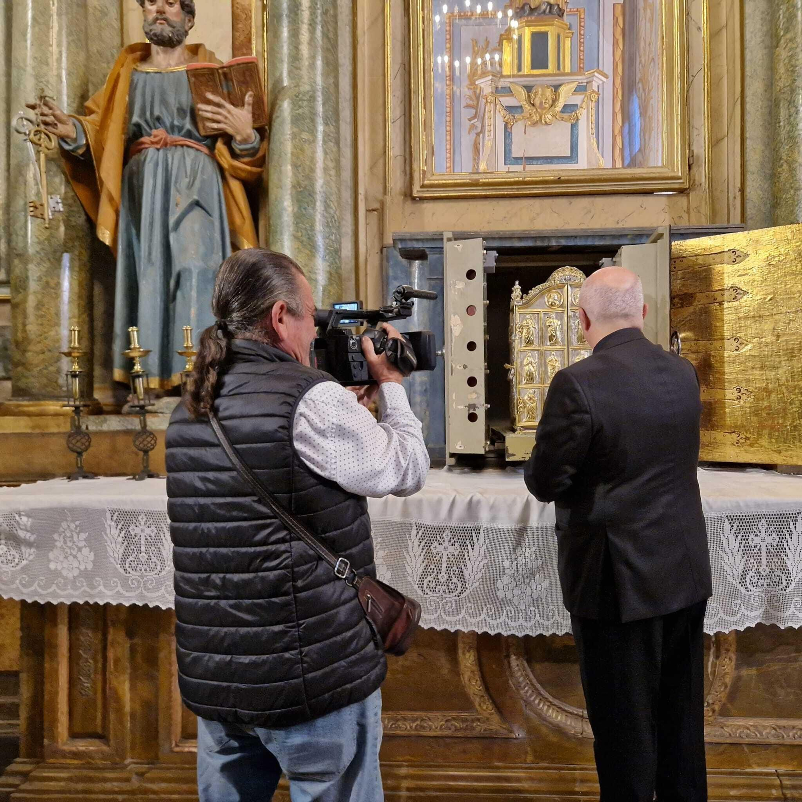 Francisco Juan Martínez, deán de la Catedral, abre la caja fuerte donde está custodiado el Santo Rostro.