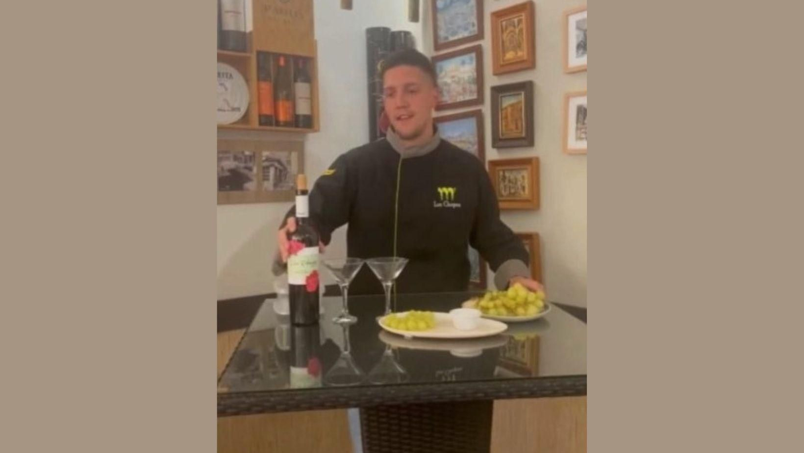 Álvaro Morales preparando las uvas para Nochevieja