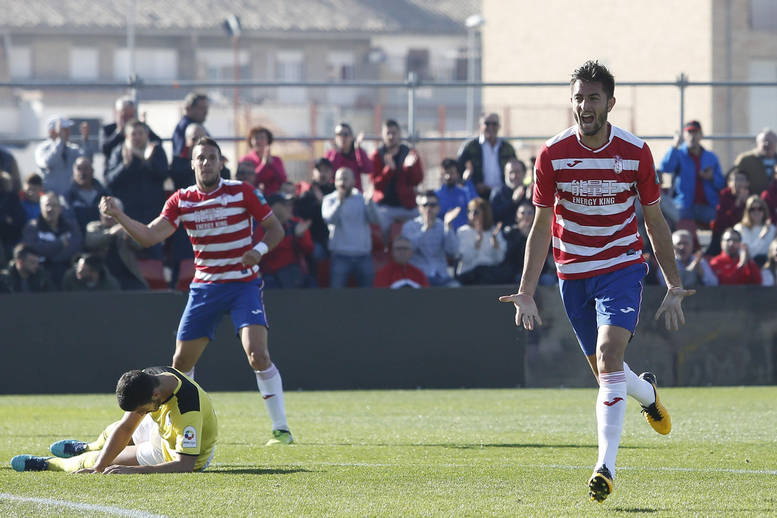 José Antonio González celebra el segundo tanto marcado al Écija.