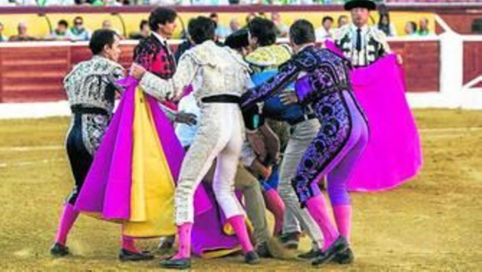 Francisco Rivera Ordóñez es recogido por sus compañeros para trasladarlo a la enfermería de la plaza.