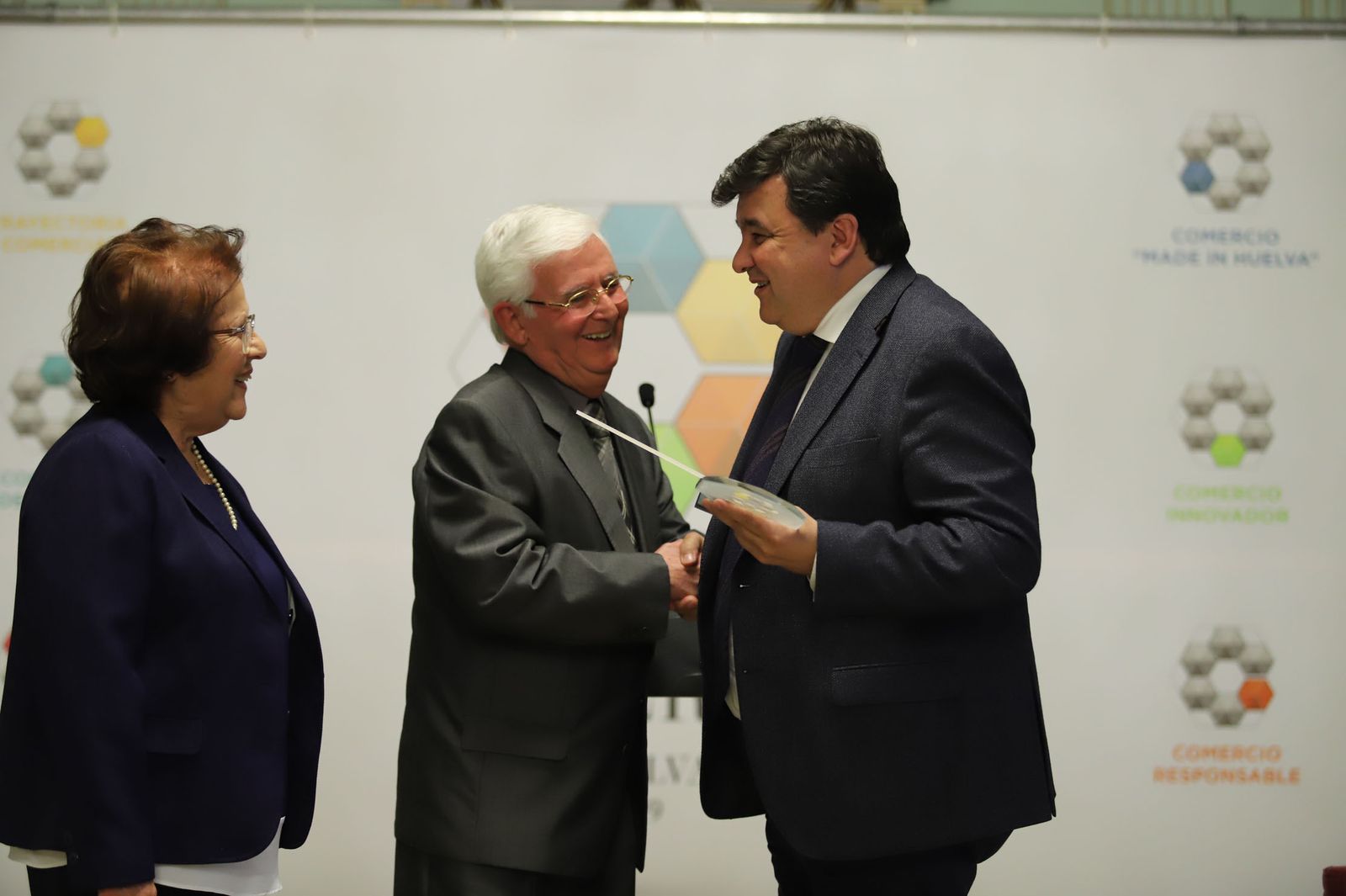 Imágenes de la entrega de los II Premios al Comercio de Huelva