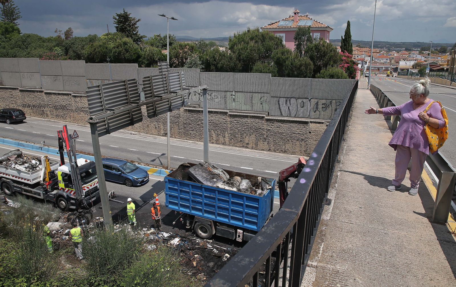Fotos de la retirada de la carga del camión incendiado en el acceso norte de Algeciras