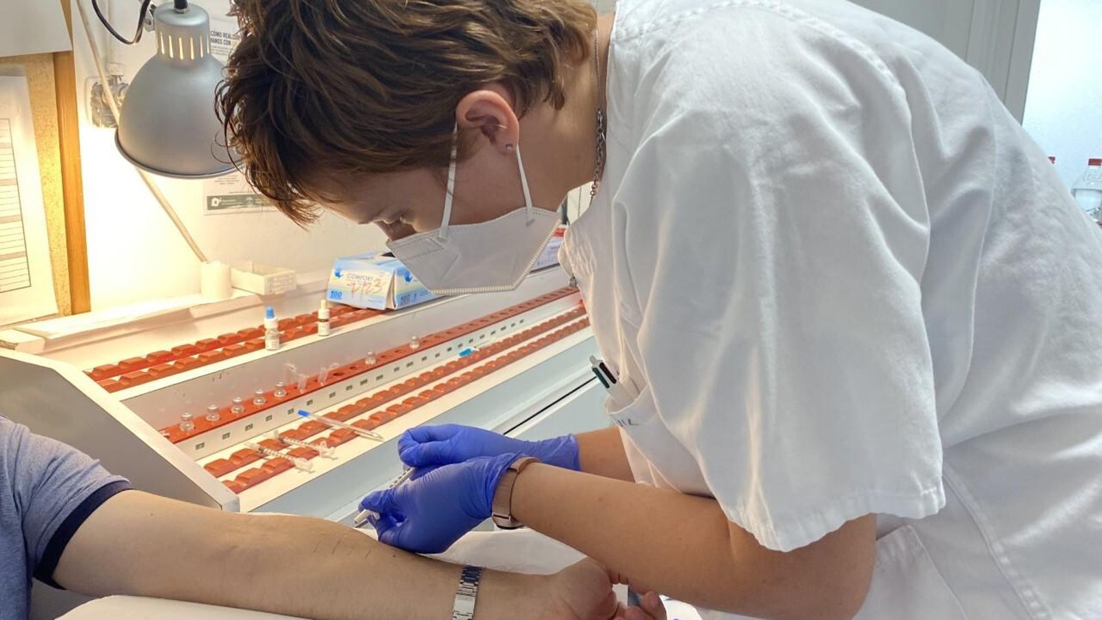 Una sanitaria realiza las pruebas de la alergia  a un paciente.