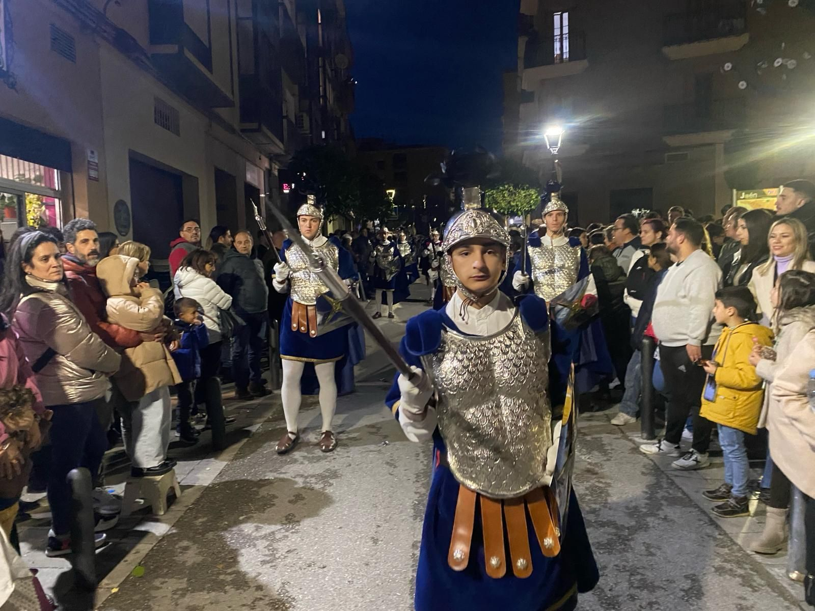 En imágenes: el Santo Sepulcro procesiona su luto por las calles de Jaén capital