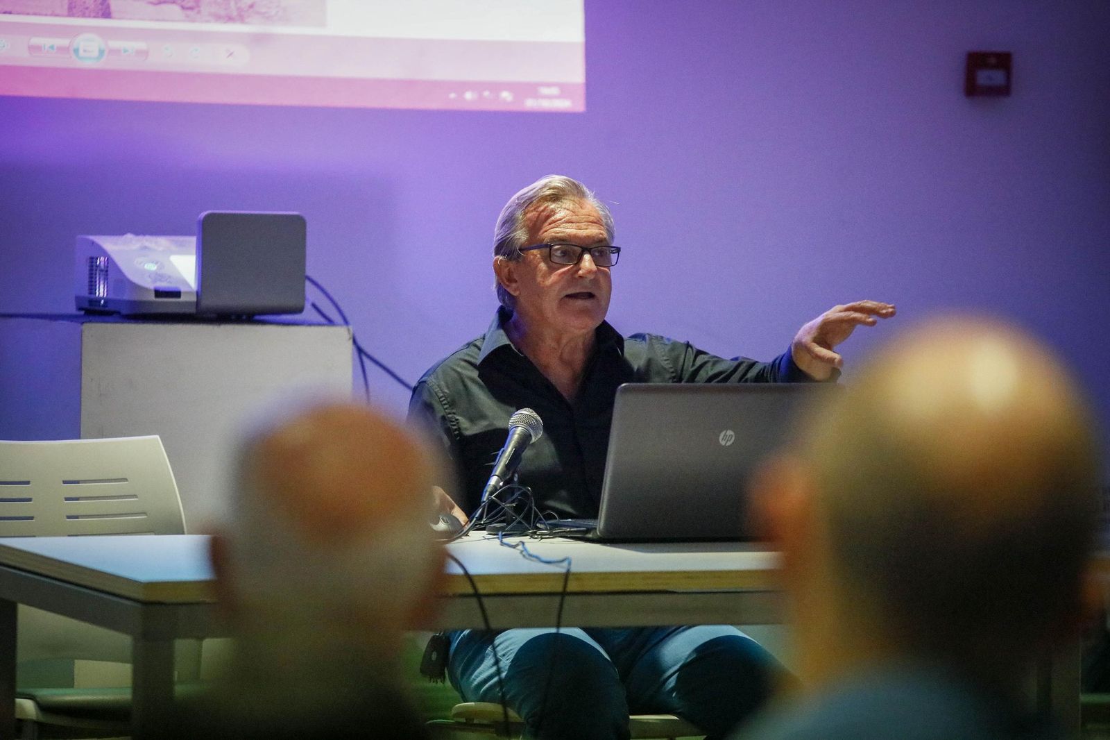 Las imágenes de la conferencia dentro de la "Semana Cultural Puerta Europa" de Ginés Valera en Almería