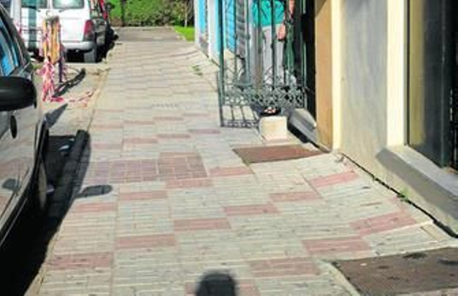 Imagen del acerado de la calle Benito Daza a la altura del bloque 6.