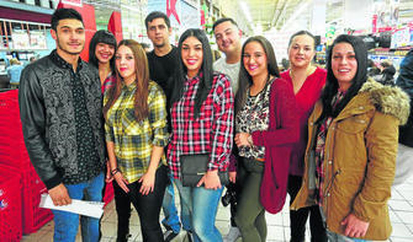 Manuel, Tamara y María, junto a compañeros del segundo programa 'Aprender Trabajando' de Secretariado Gitano.