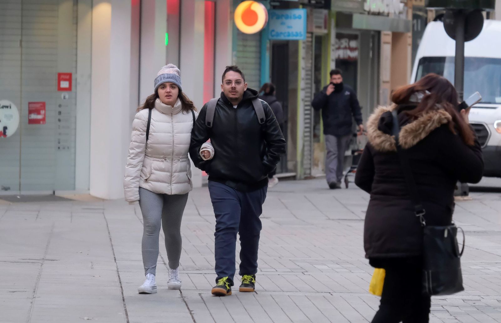 Varias personas caminan abrigadas por una calle de Córdoba.