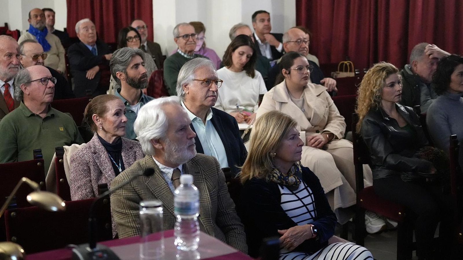 Público asistente a la conferencia de Francisco Perujo en la Real Academia de San Dionisio Público asistente a la conferencia de Francisco Perujo en la Real Academia de San Dionisio