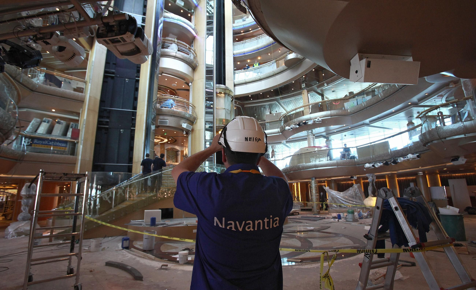Un trabajador de Navantia, durante una obra de reparación de un crucero en la factoría de la capital gaditana..