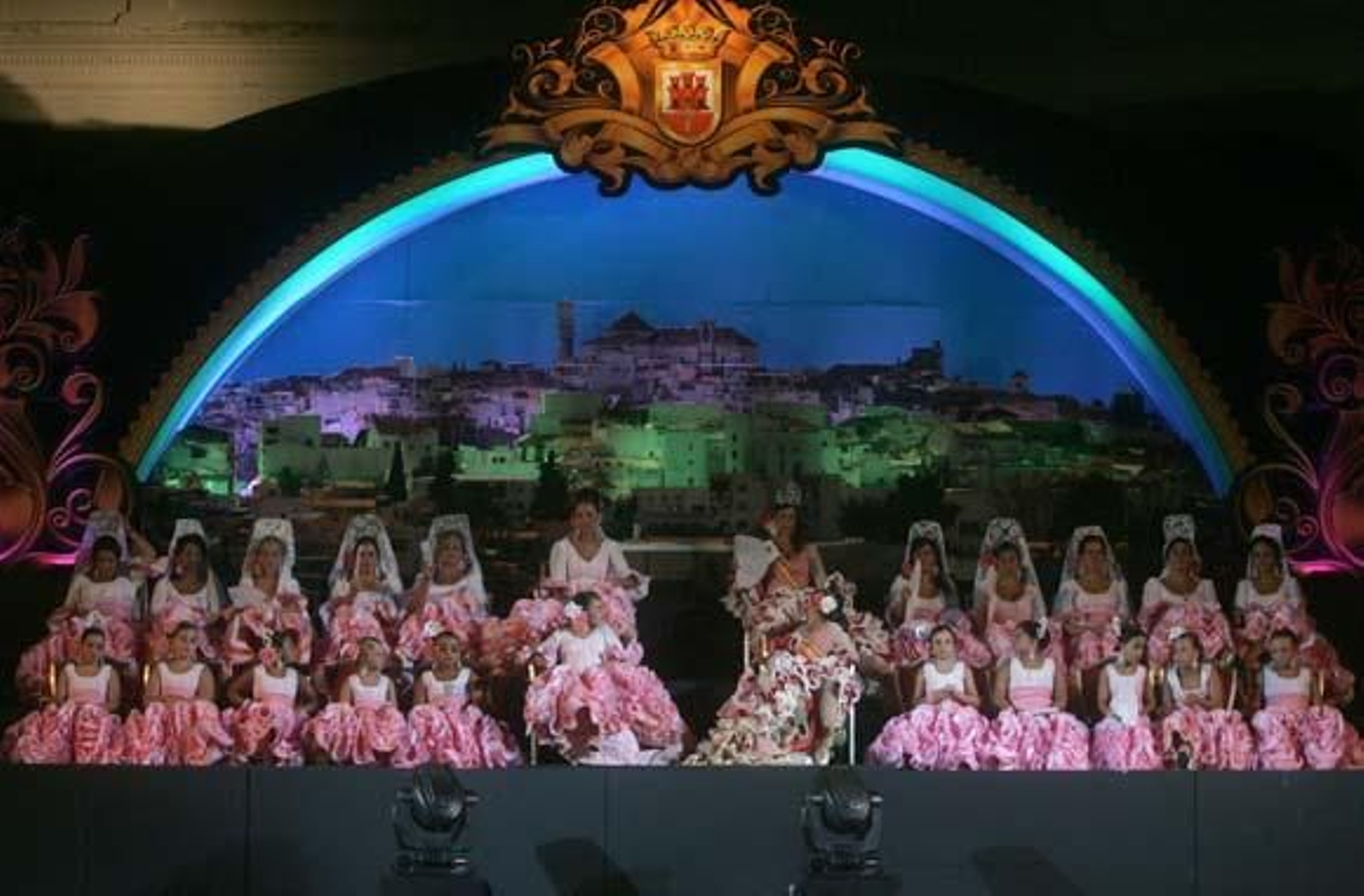 José Chamizo recuerda en el pregón su misión pastoral en San Roque y se procede a la coronación de la reina juvenil e infantil

Foto: J. M. Quinones