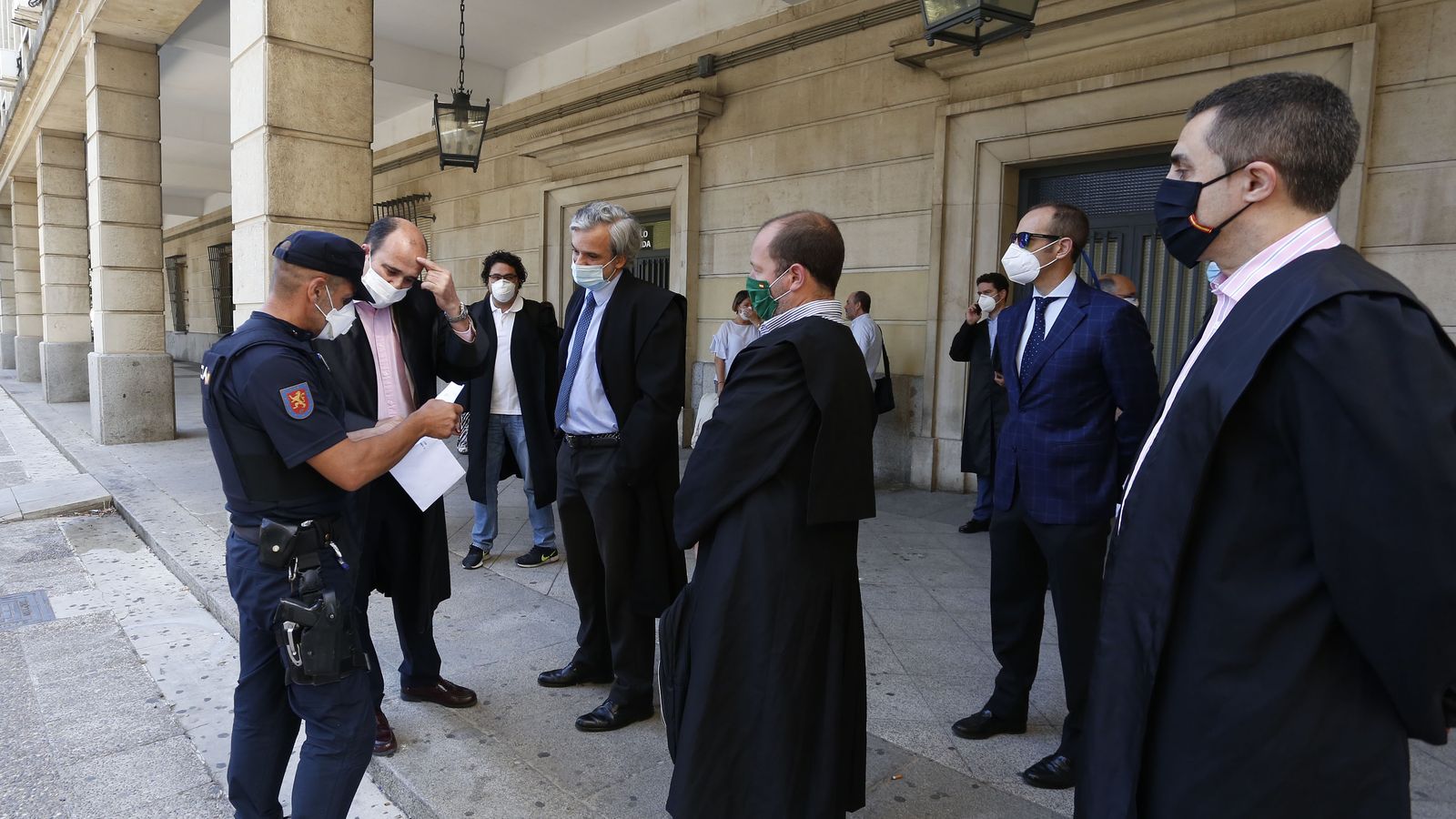 La Policía comprueba las autorizaciones para la protesta