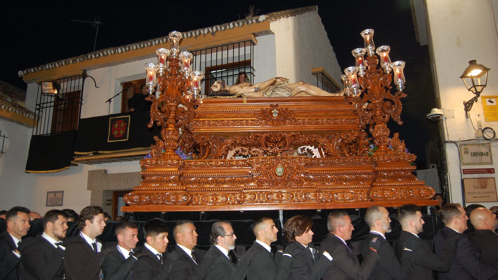 El Yacente ha sido portado por 60 hombres de trono.