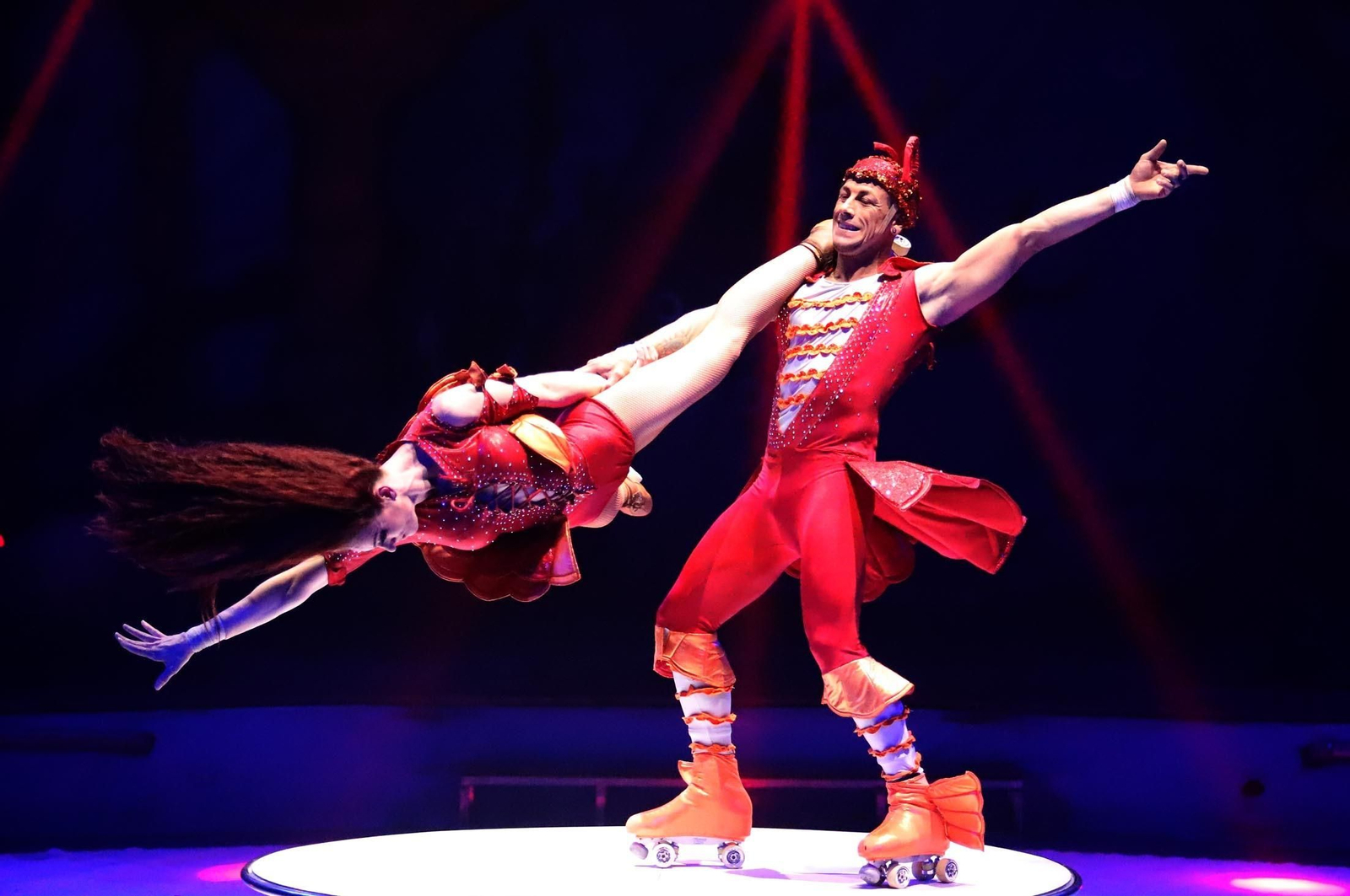 El Circo Alegría muestra su espectáculo sobre el agua, en imágenes