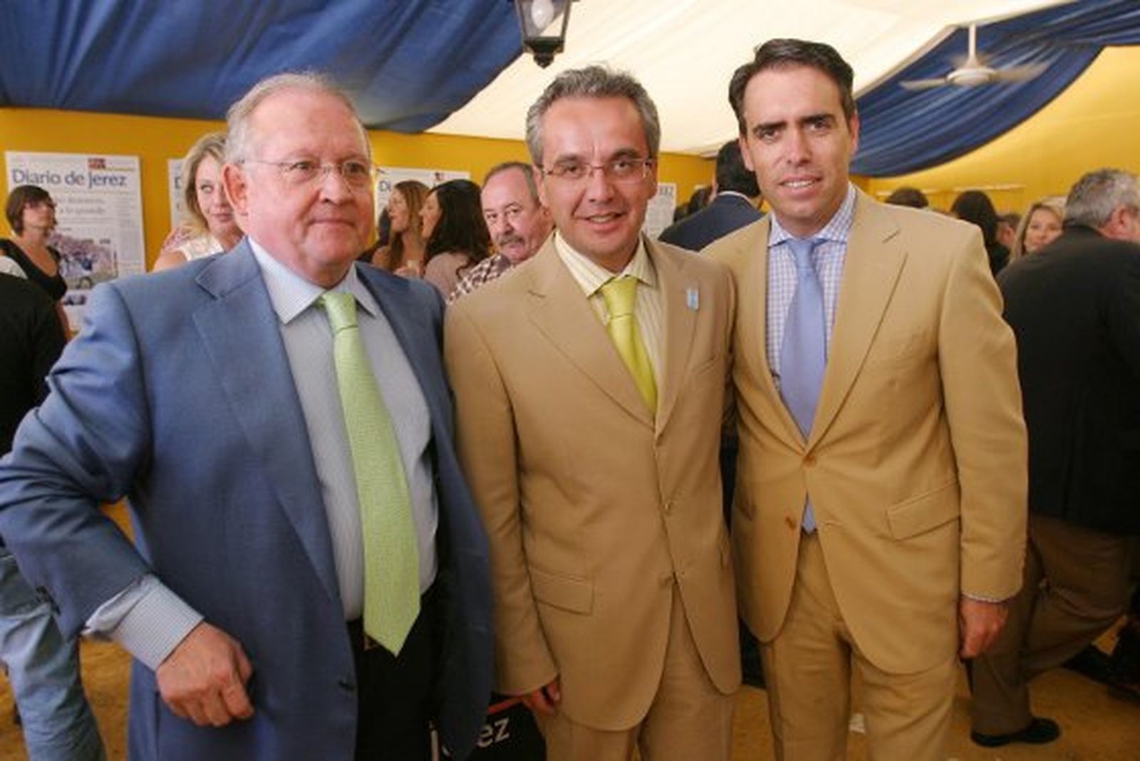 En el centro, el alcalde de Villaluenga y presidente de la Mancomunidad de la Sierra, Alfonso Moscoso, junto a Daniel Vázquez, delegado provincial de Economía de la Junta; y Rafael Navas, director de Diario de Cádiz.

Foto: Vanesa Lobo