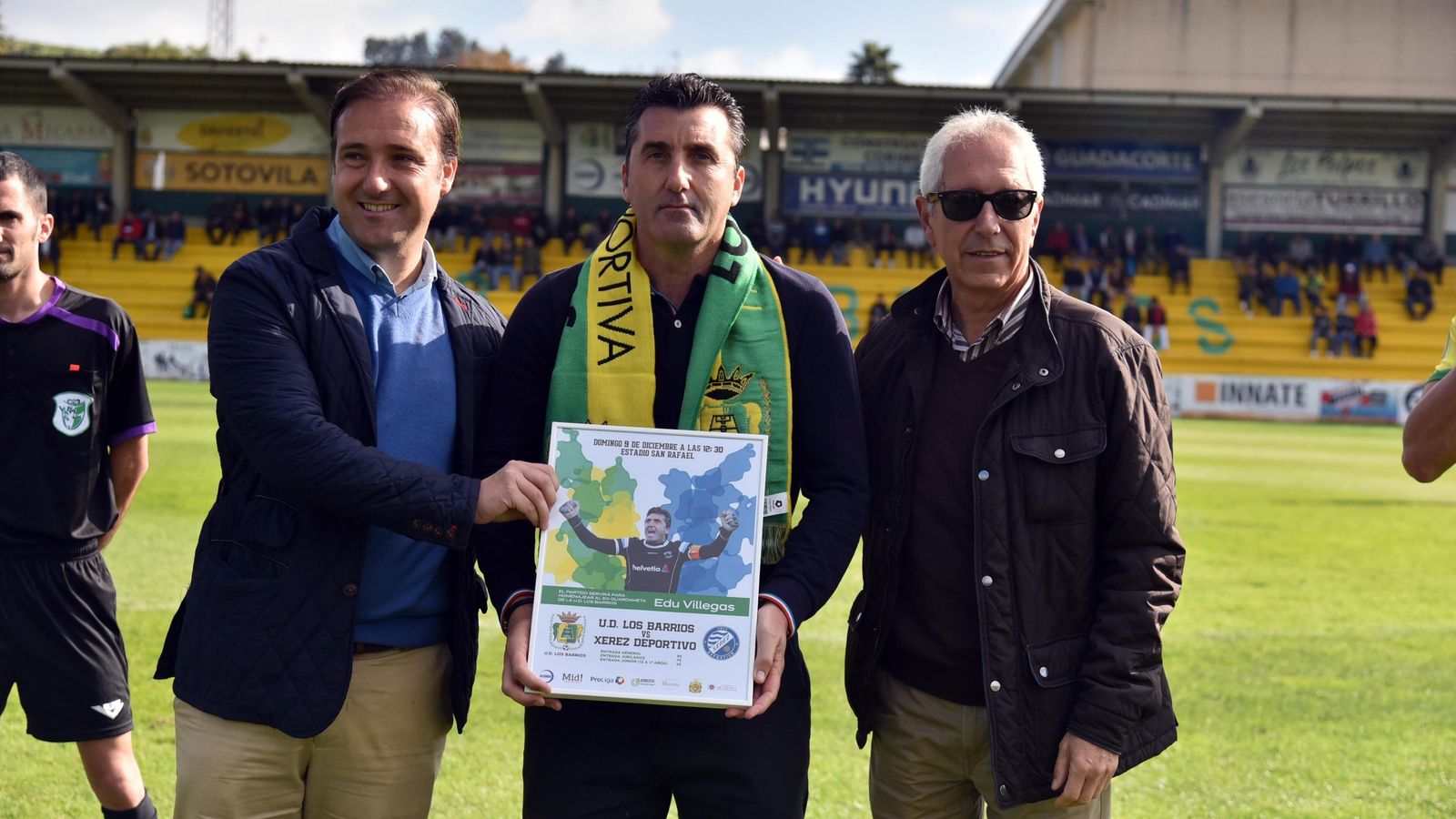 Los Barrios homenajeó a Edu Villegas entregándole un cuadro conmemorativo del partido.