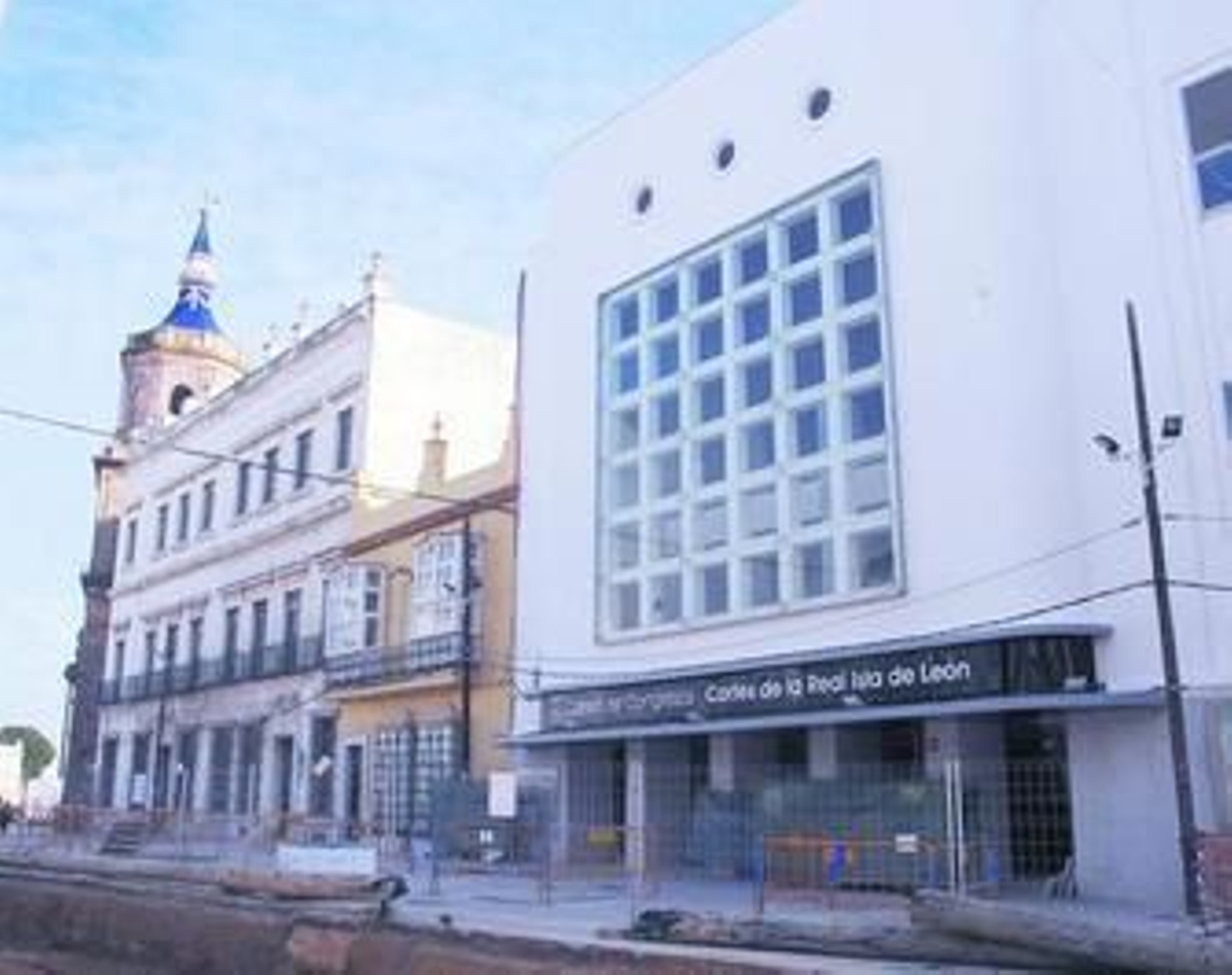El centro de congresos a punto de abrir sus puertas, con las obras del tranvía a sus pies.