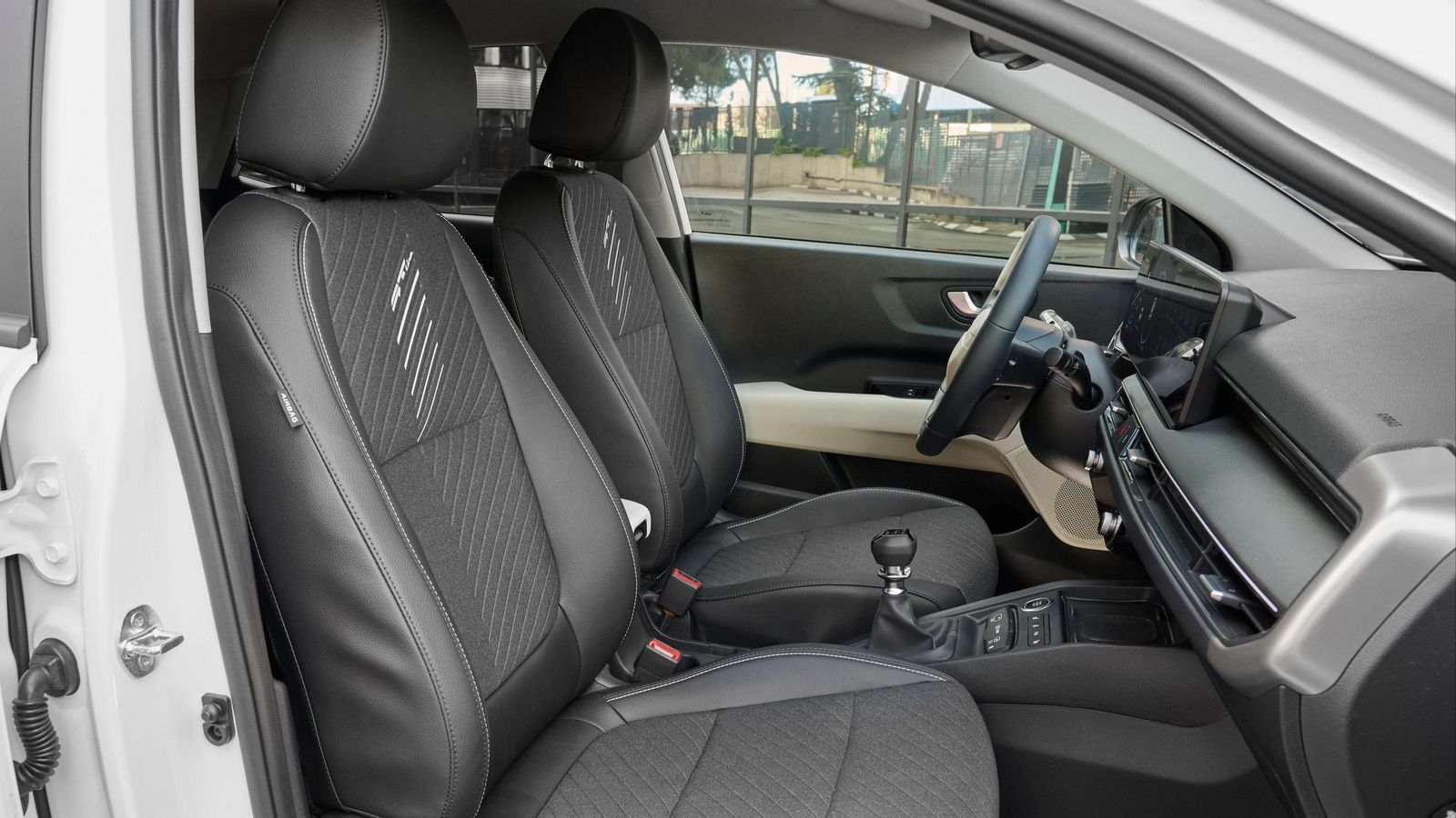 Los asientos nos han parecido más firmes que blandos. Prácticamente todos los plásticos con los que tienen contacto los ocupantes son duros, salvo los de color claro de los paneles de puertas.