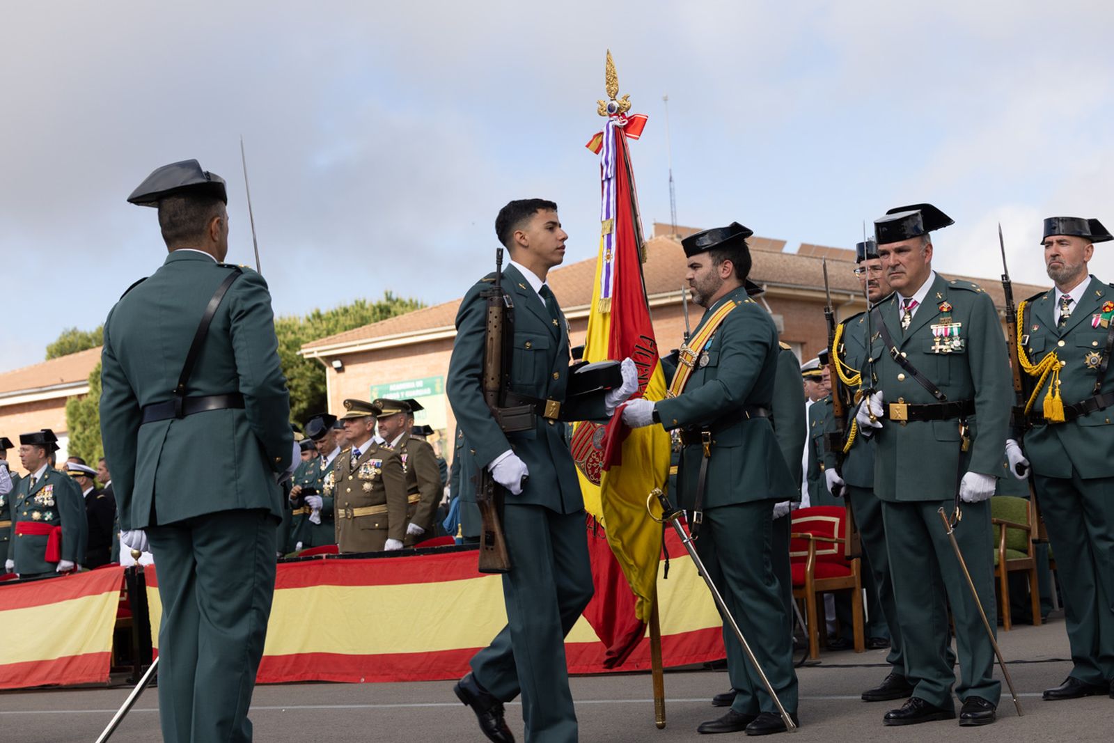 familiares-arropan-a-los-guardias-civiles-en-la-jura-de-bandera-de-la