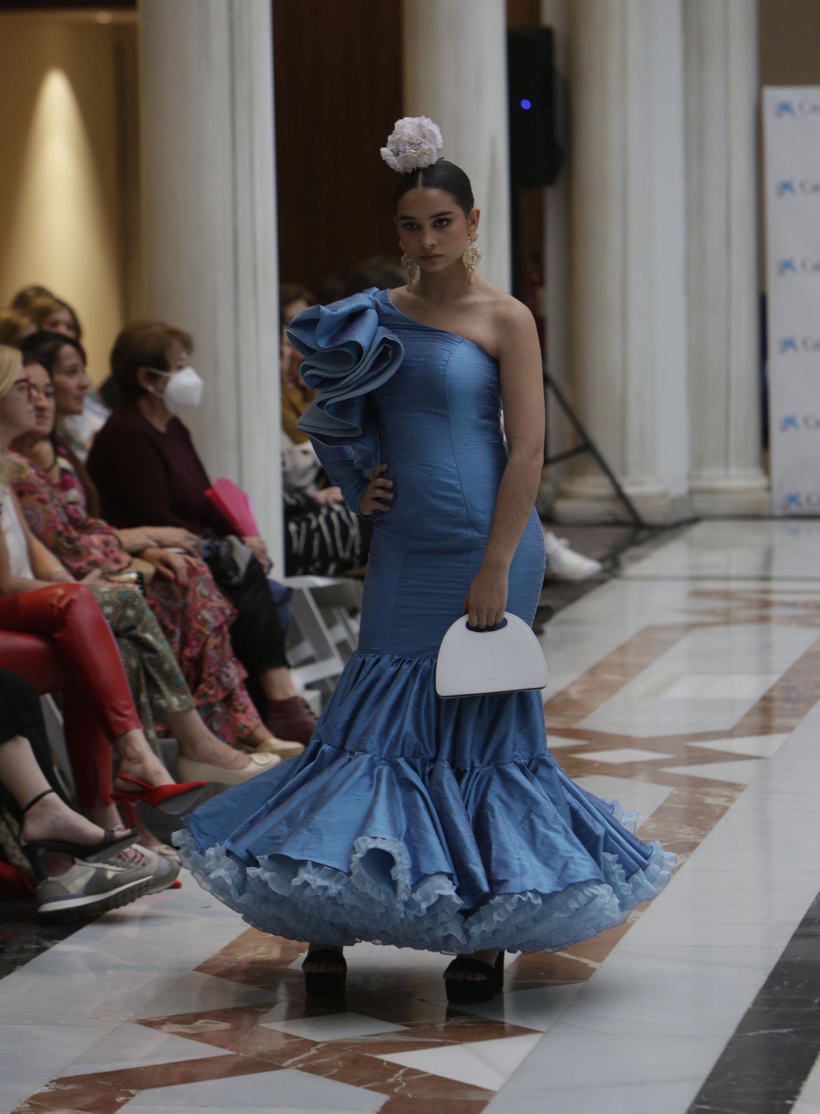 Desfile moda flamenca en las vísperas de la Feria de Abril CaixaBank