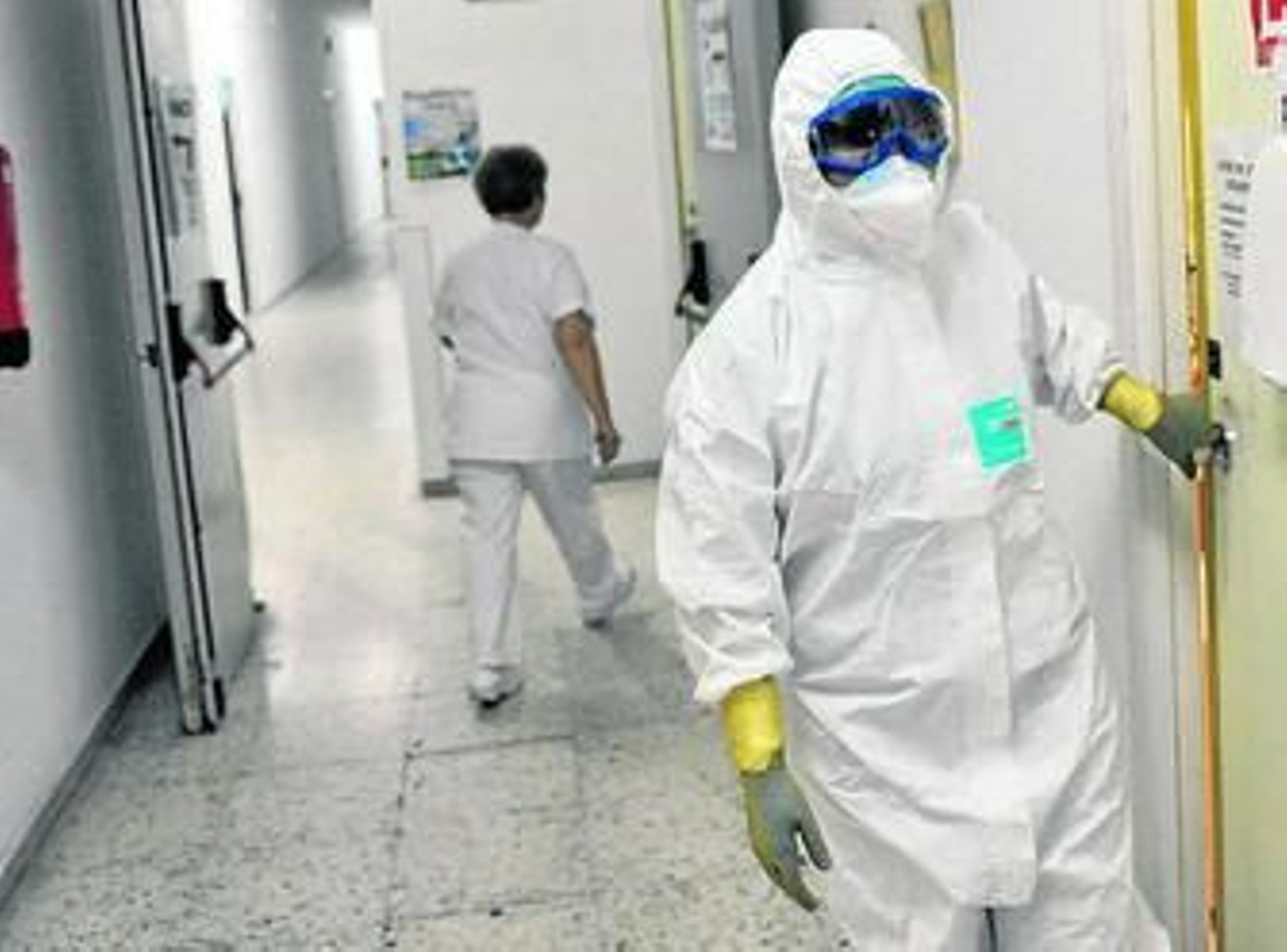 Personal del SAS provisto del traje de protección biológica del nivel 2.