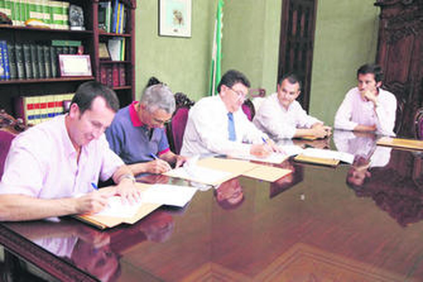 Un momento de la firma del convenio en el Palacio Municipal.