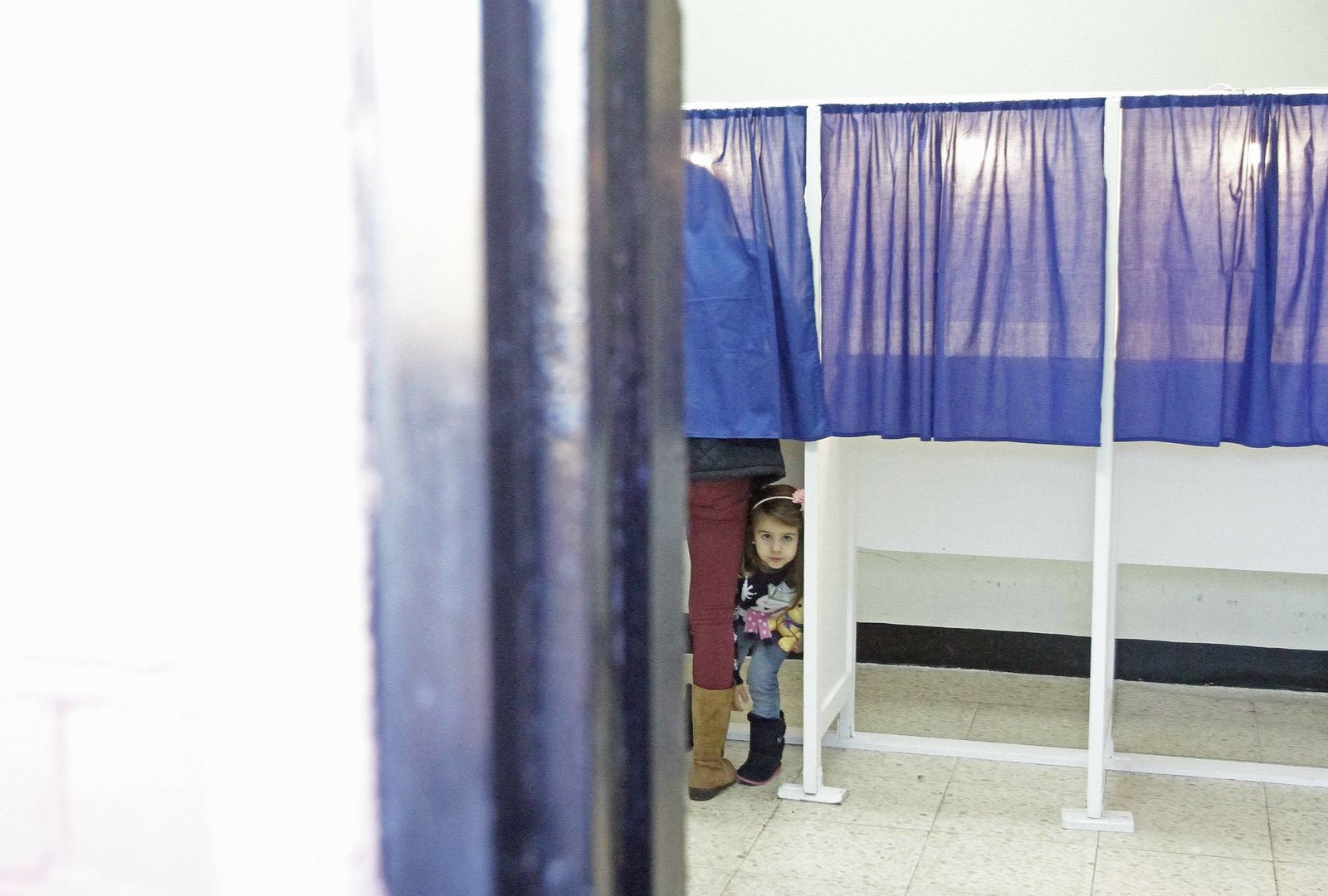 Una gibraltareña vota en las elecciones de 2015 en Gibraltar.