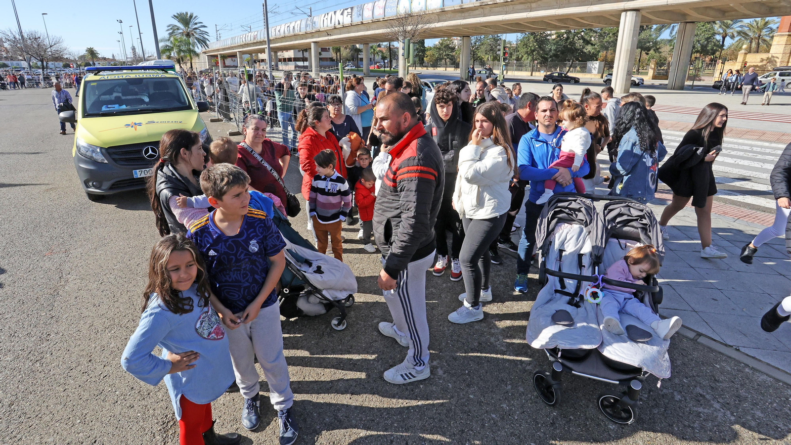 El parque de atracciones de Navidad junto a la Feria volvió a llenarse este sábado El parque de atracciones de Navidad junto a la Feria volvió a llenarse este sábado