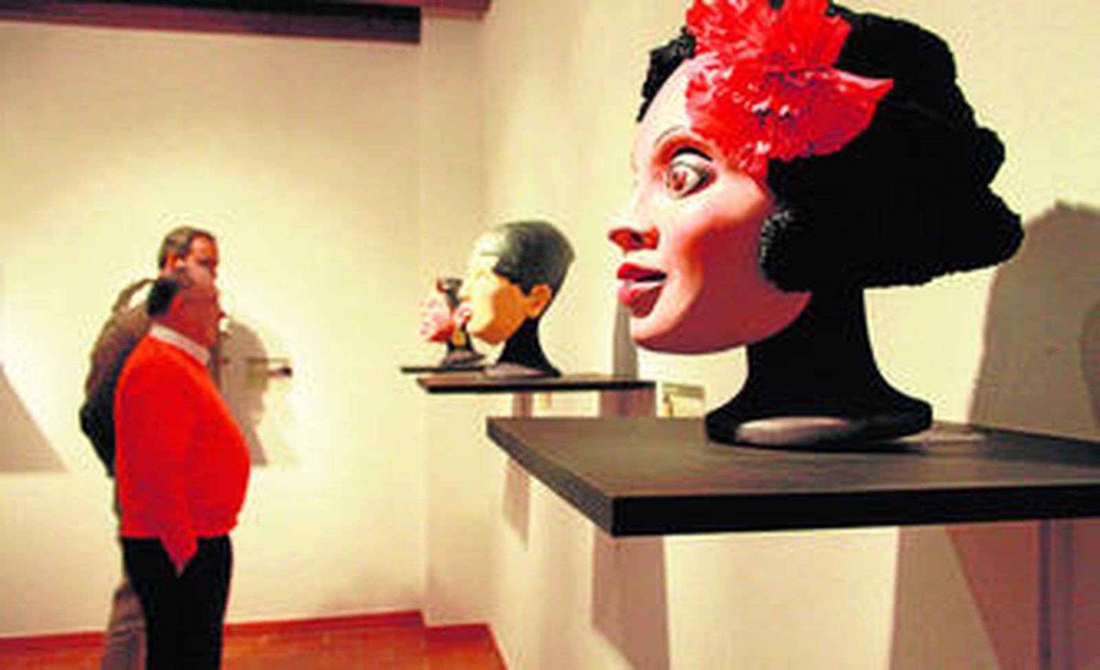 Andrés Peláez y José María Gala, observando algunas de las piezas que se exhiben.