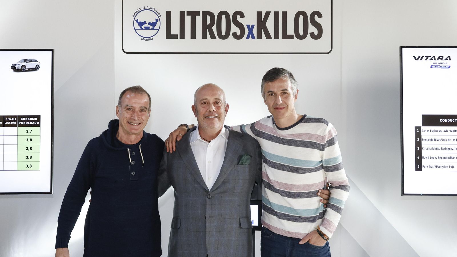 Los ganadores, Javier Montó y Carlos Espinosa, flanquean a Juan López Frade, presidente de Suzuki Ibérica e impulsor del este reto solidario.