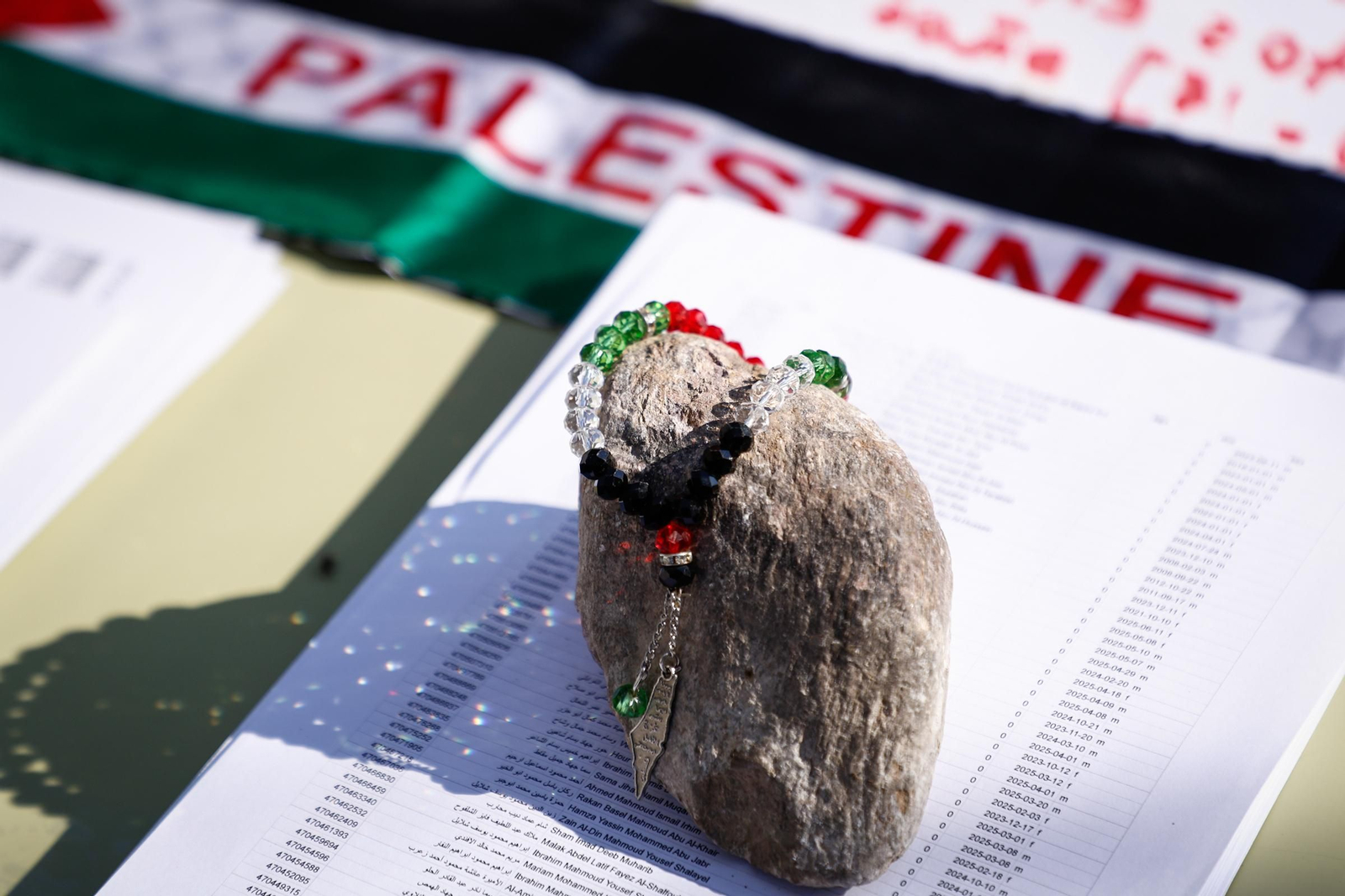 Lágrimas frente a la Alhambra, en imágenes: así se han leído en Granada los nombres de los niños muertos en Gaza