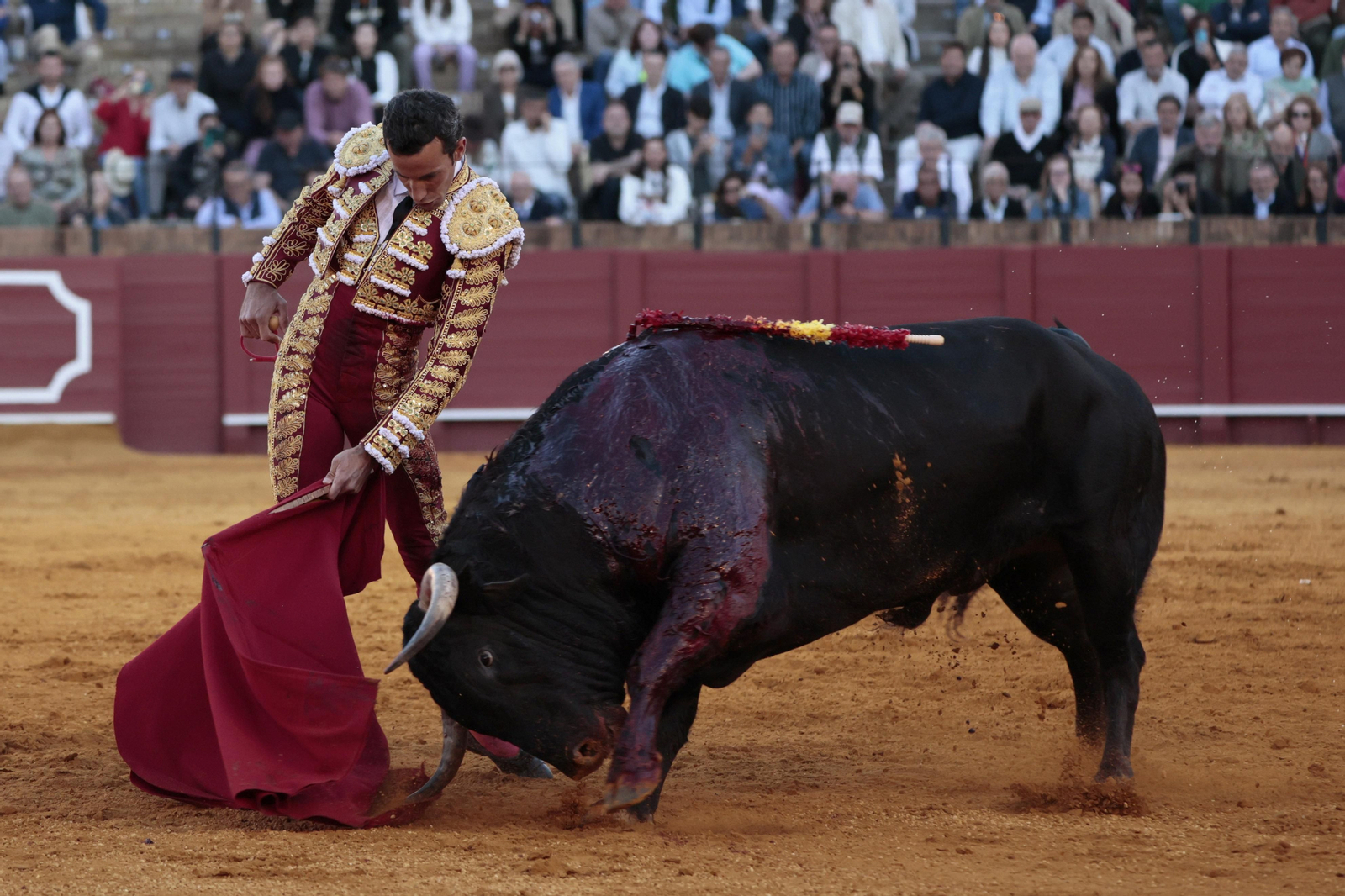 Las imágenes de la tercera del abono de los toros en la Maestranza  de Sevilla