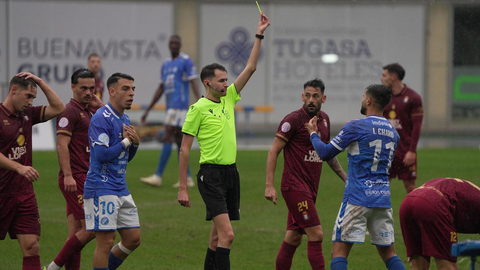 Agraz Díaz amonesta a Ilias Charid.