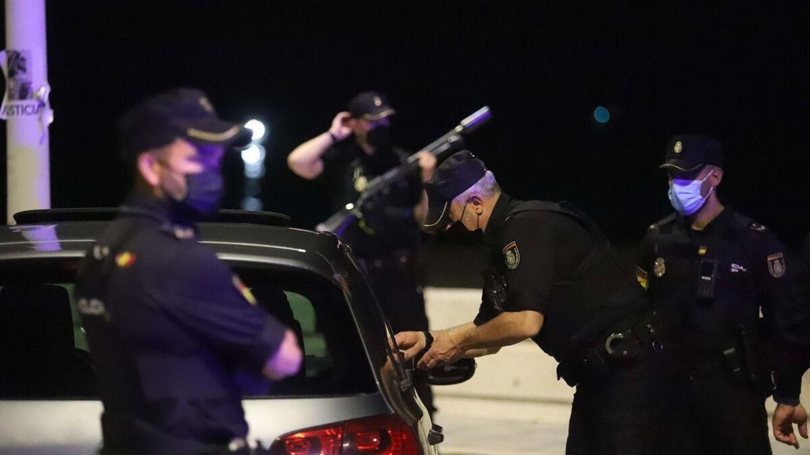 Policías nacionales llevan a cabo un control en La Línea