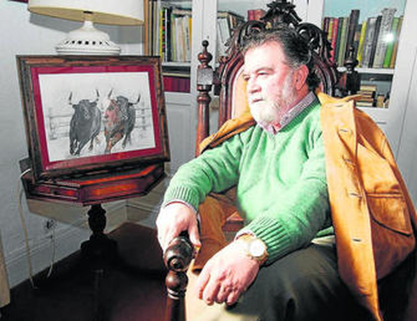 Antonio Martínez Oliva posa con una de sus obras, ayer, en las instalaciones de González Byass.