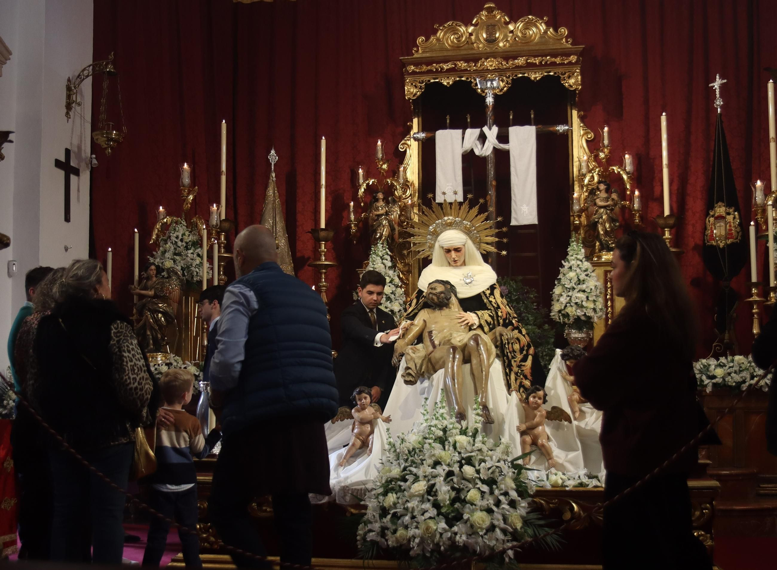 Sevilla acaricia la Semana Santa en un Domingo de Pasión lleno de cultos