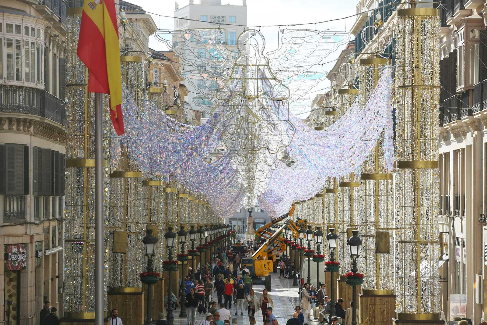 La calle Larios con su nueva iluminación navideña casi instalada al completo. La calle Larios con su nueva iluminación navideña casi instalada al completo.
