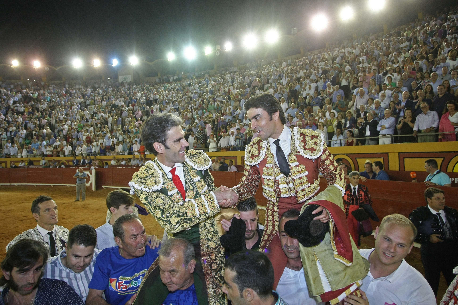 José Tomás y Perera se dan la mano en la salida a hombros.