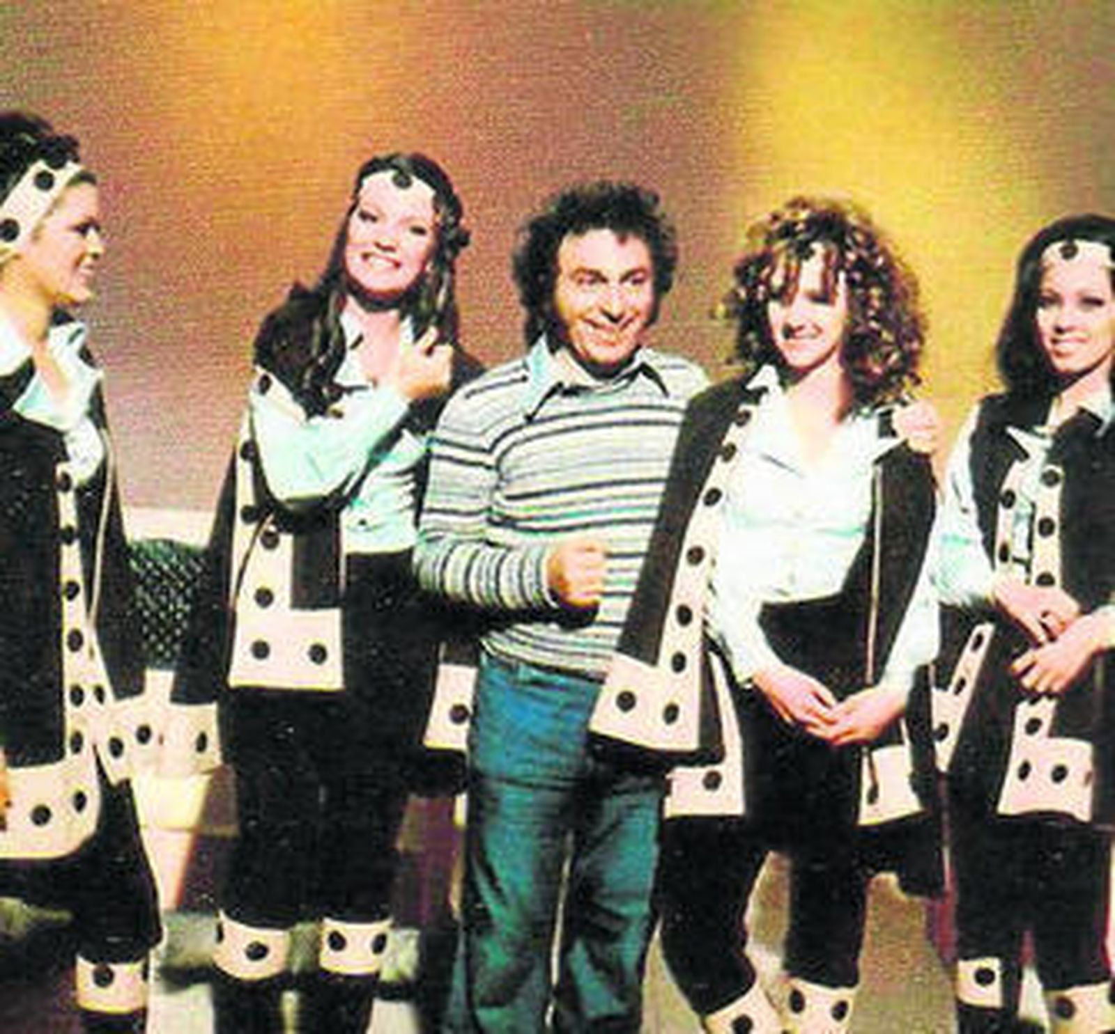 Lazarov entre las azafatas de 'Señoras y señores': Ángela Carrasco, María José Cantudo, Victoria Vera, futuras estrellas, y la filipina Sharim Zaragoza.