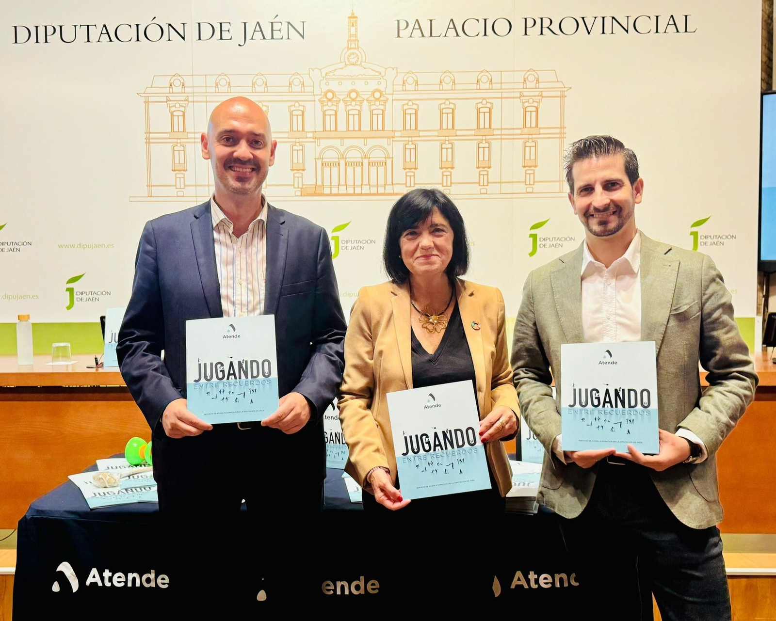 De Izda a dcha: Federico Díaz, gerente Clece Jaén y filiales, Francisca Medina, Vicepresidenta 1ª Diputación Jaén, Pedro M. Fernández, Jefe de Servicio Atende