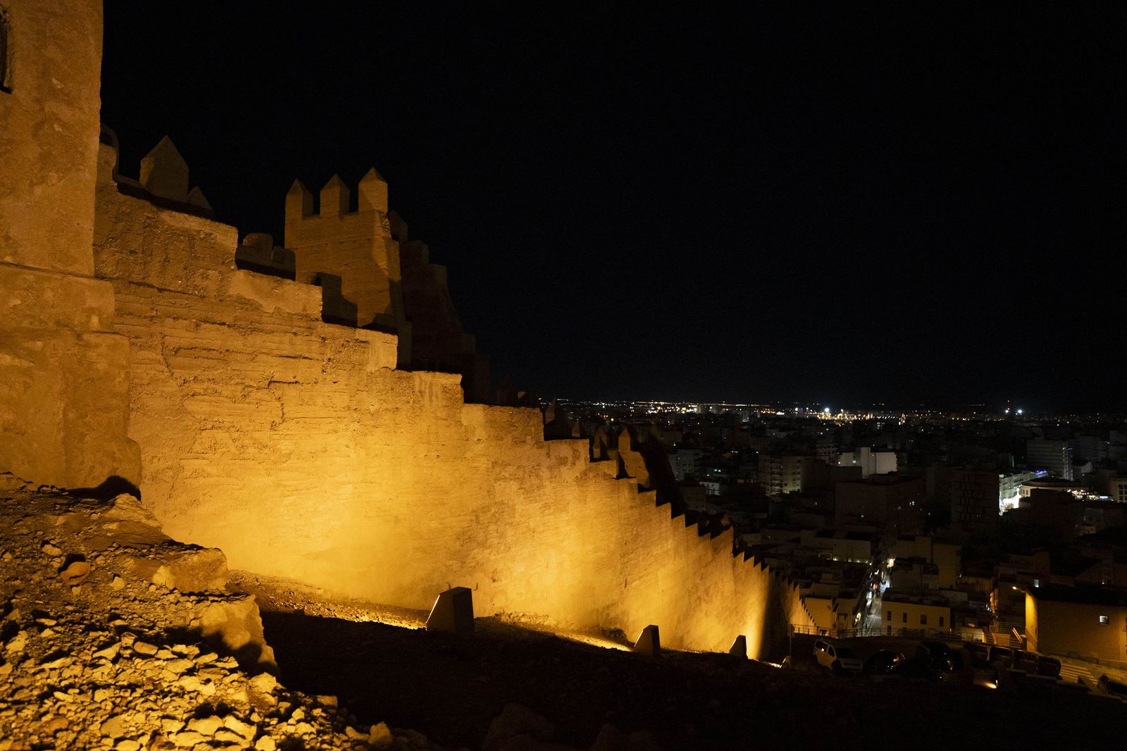 Las murallas del Cerro de San Cristóbal se encienden para iluminar Almería