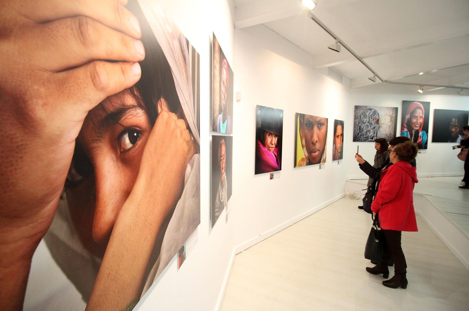 Latitudes. Exposición de Francisco Magallón "Mujer: Todos Somos Una", en imágenes