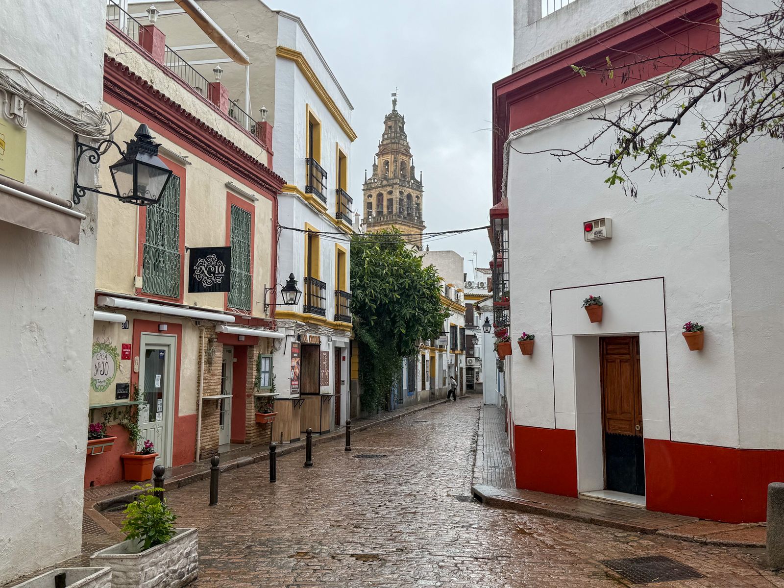 Las fuertes rachas de viento y la lluvia dejan las calles de Córdoba vacías