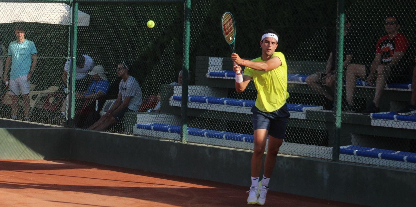 Pol Martín devuelve una bola durante un partido.