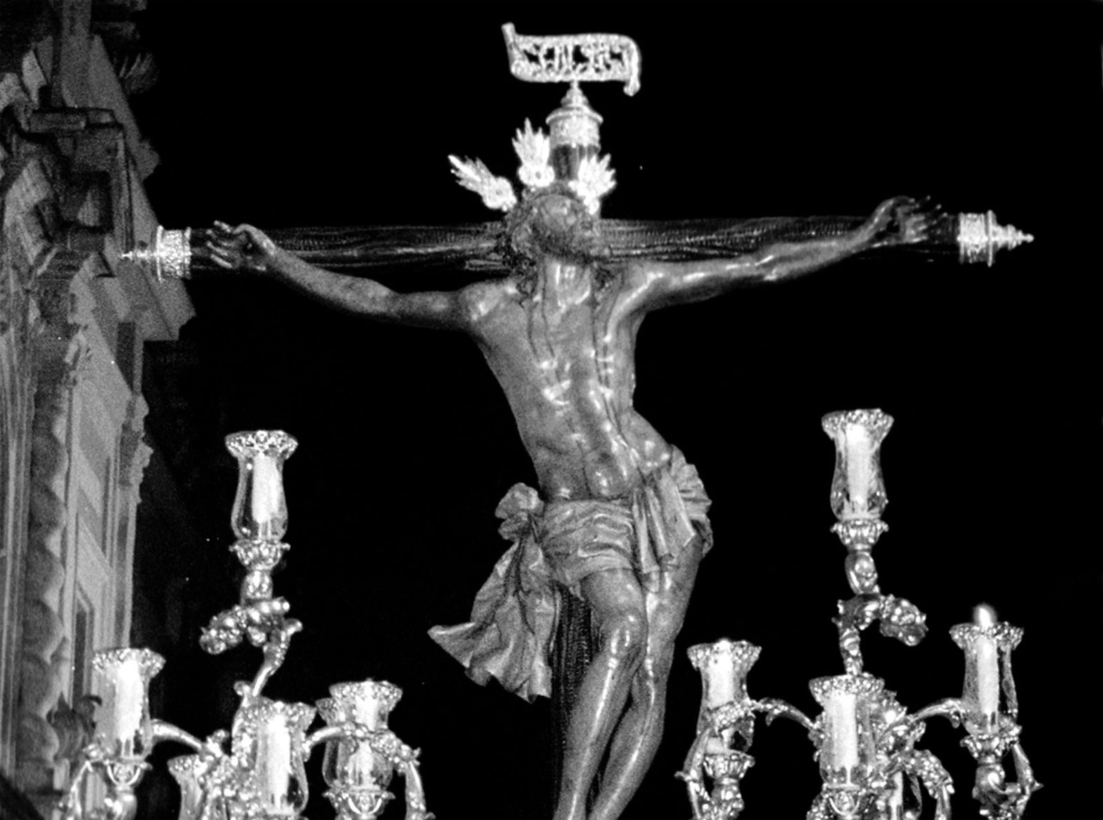 Impresionante imagen del Cristo de la Expiración tomando su último soplo de vida del aire inigualable de la plaza del Museo.